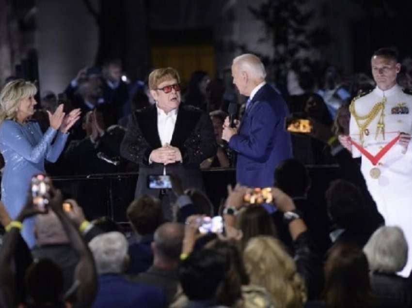 ​Elton John befasohet me medaljen nga Joe Biden