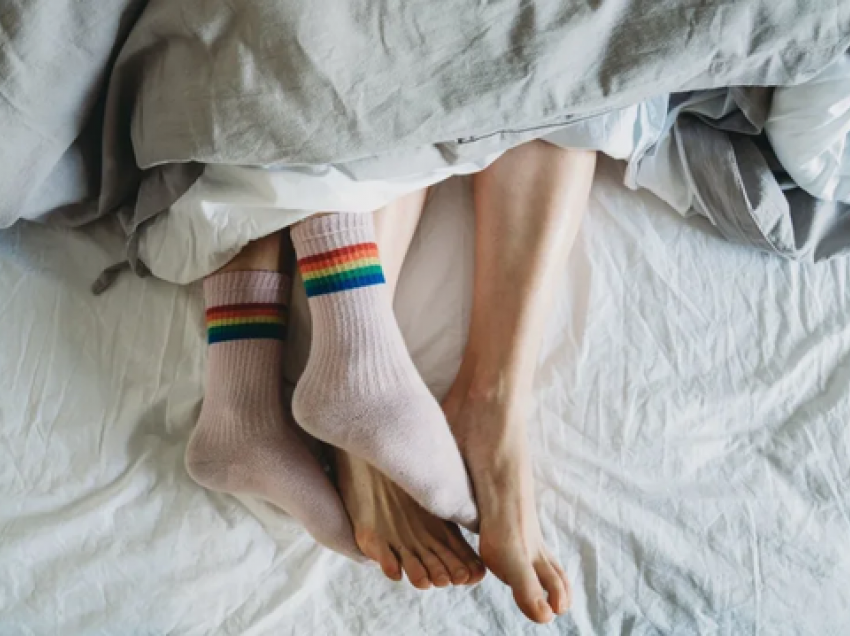 E kemi ditur gabim, ekspertët e gjumit tregojnë a duhet të flemë me çorape në dimër