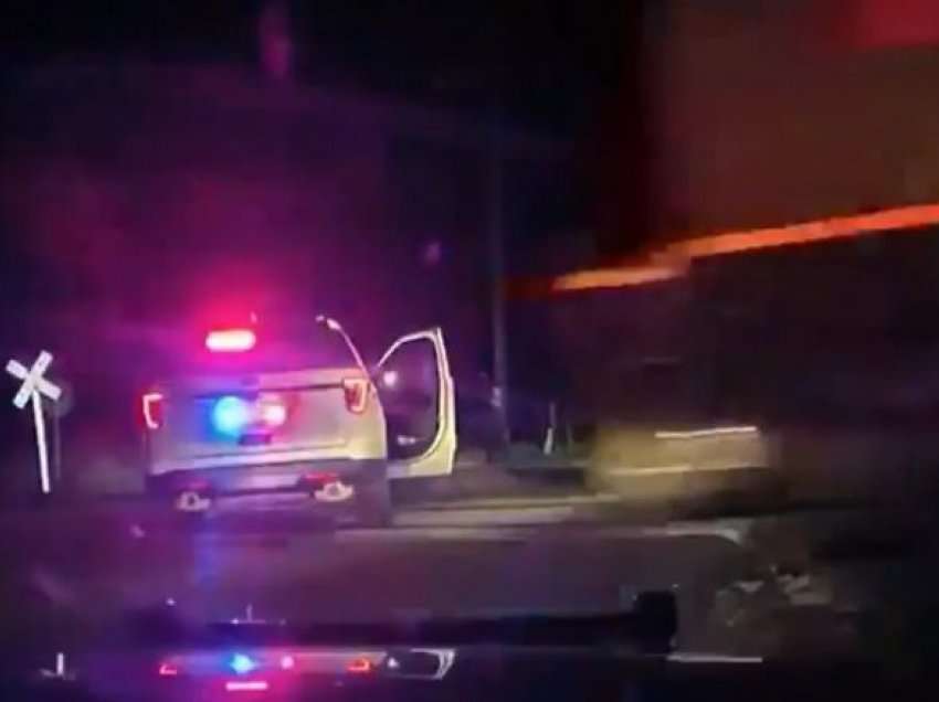 Treni godet veturën e policisë amerikane, brenda të cilës ishte një grua e prangosur – publikohen pamjet rrëqethëse