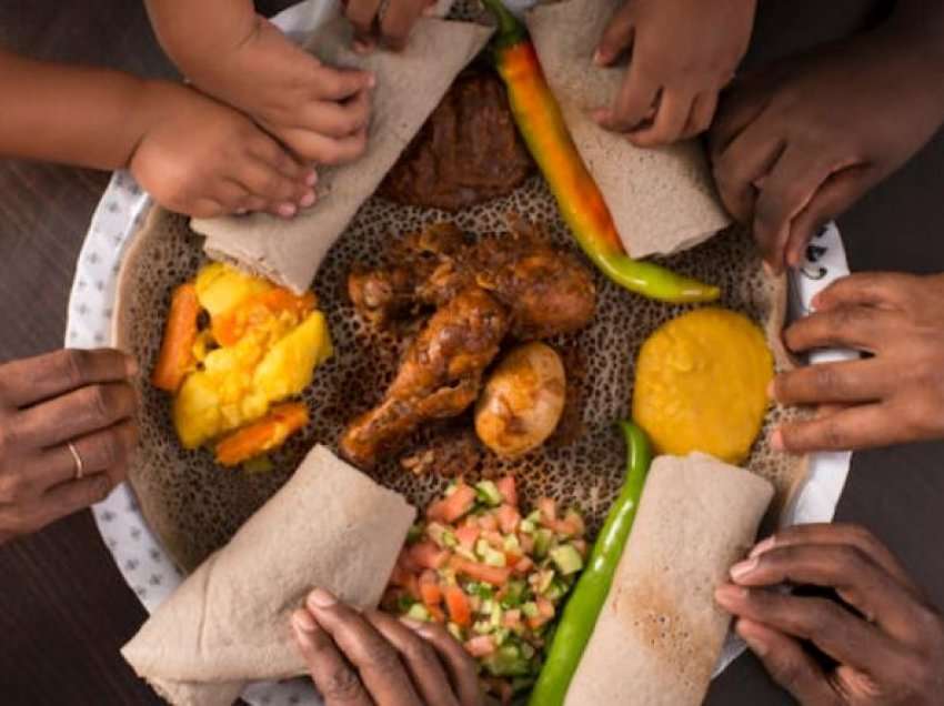 Ngrënia e ushqimet me duar, çfarë fshihet pas kësaj tradite?
