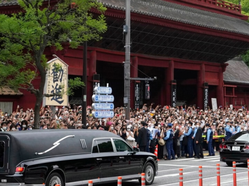 Megjithë vlerësimin në skenën botërore, Shinzo Abe lë pas një trashëgimi të komplikuar në Japoni