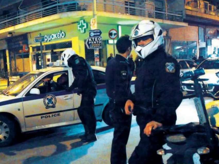 Policia greke plagos një shqiptar, sulmoi oficeren me kaçavidë