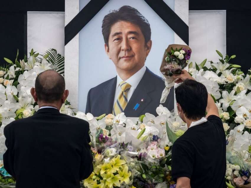 Japonia i jep sot lamtumirën e fundit ish-kryeministrit Shinzo Abe, u vra me armë zjarri teksa mbante fjalim në fushatë