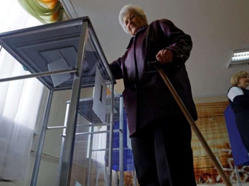 Ukrainë: Mbyllen qendrat e votimit për referendumet e rreme