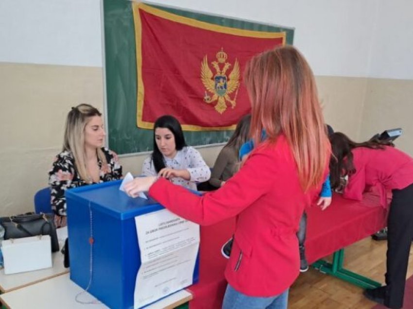 Pse kutitë e votimit në Mal të Zi nuk janë transparente por të kaltra?