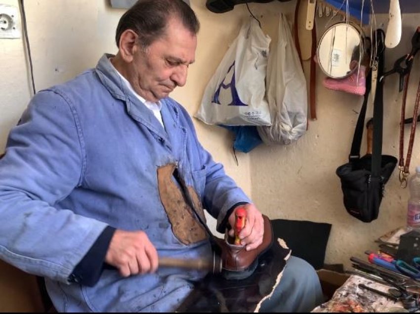 Një jetë me riparimin e këpucëve në Gjirokastër, 82-vjeçari nuk heq dorë nga puna