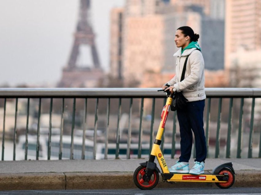 Parisi sot voton nëse duhet të ndalohen skuterët elektrikë