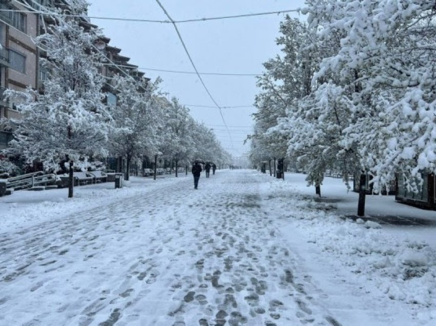 ​Dimër në pranverë, bora mbulon rrugët