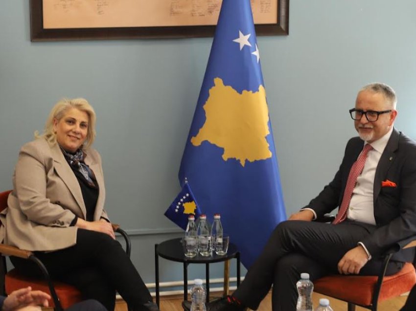 Ministri Vitia pret në takim kryetaren e FSShK-së
