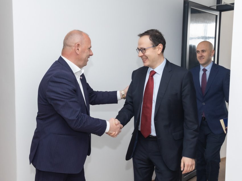 Lladrovci pret në takim ambasadorin e ri të Republikës së Turqisë në Kosovë 