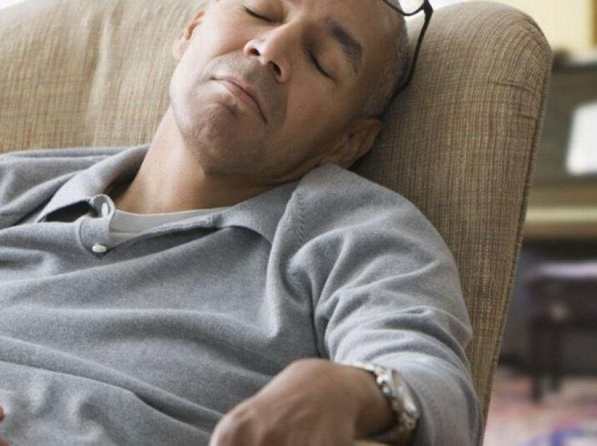 Gjumi i pasdites, i shëndetshëm apo i dëmshëm?