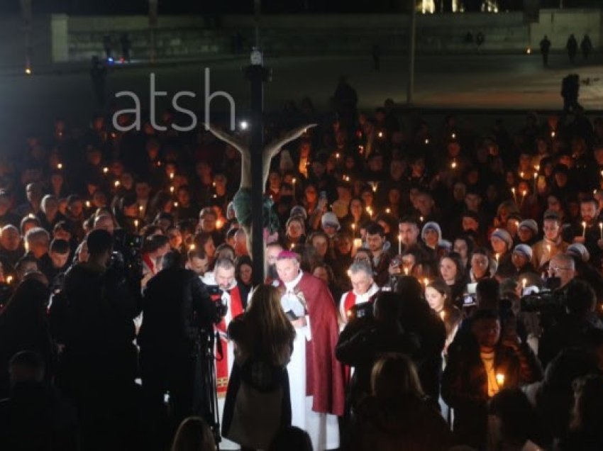 ​Tiranë, Kisha Katolike organizon procesionin e “Udhës së Kryqit”
