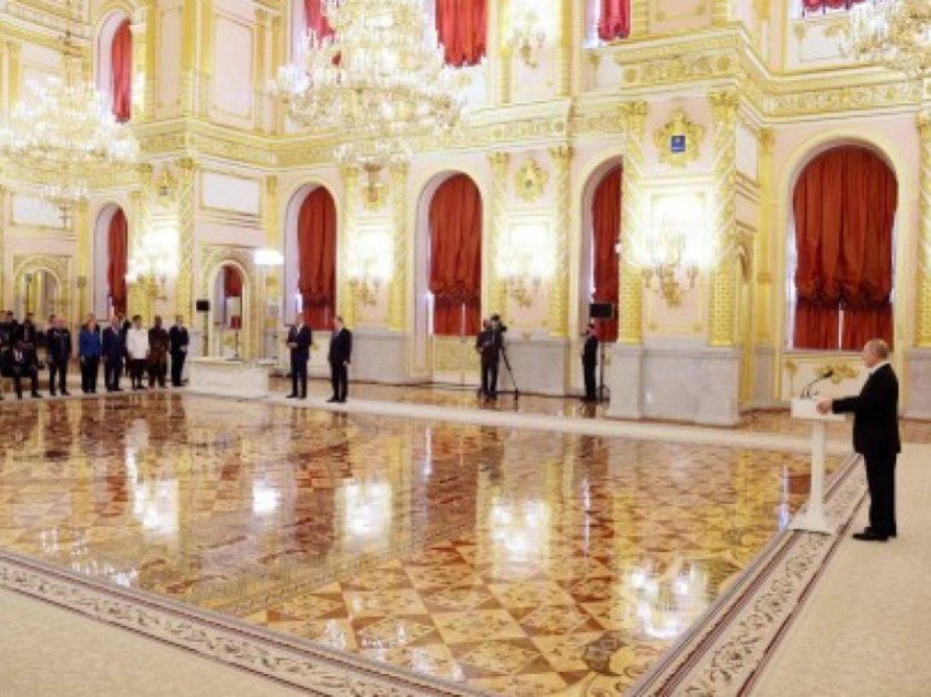Putin pret ambasadorët e rinj të BE dhe SHBA në pallatin e Kremlinit, por qëndron 60 metra larg tyre, ja çfarë thotë