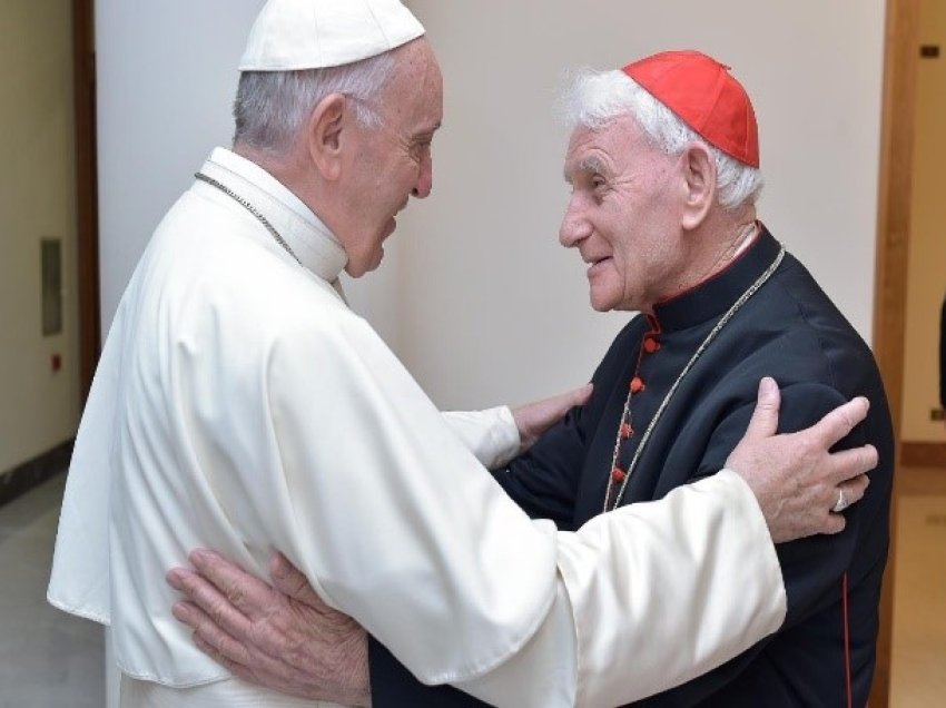 Papa Françesku me kardinalin shqiptar Ernest SImonin për bekimin  “Urbis et orbi”, me rastin e pashkëve, 2023
