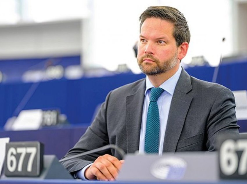 Eurodeputeti austriak: Askush s’e lejon hyrjen e Serbisë në BE pa e njohur Kosovën – Tiroli i Jugut, zgjidhje për serbët