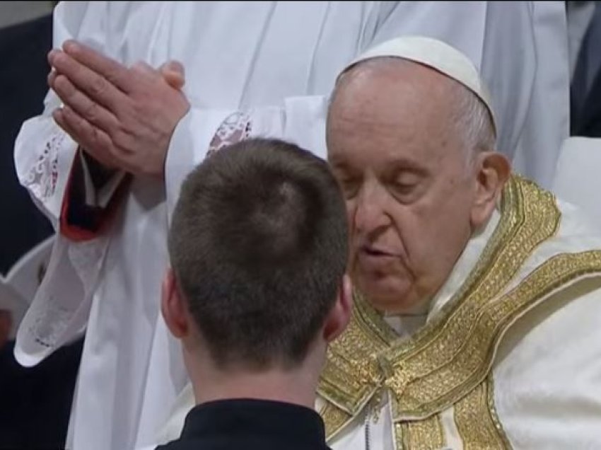 Shqiptari pagëzohet në Vatikan nga Papa Françesku 