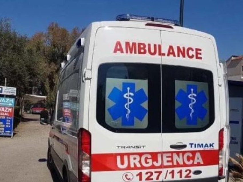 Aksident në Tiranë/ Makina përplas këmbësoren, 50-vjeçarja dërgohet me urgjencë në spital