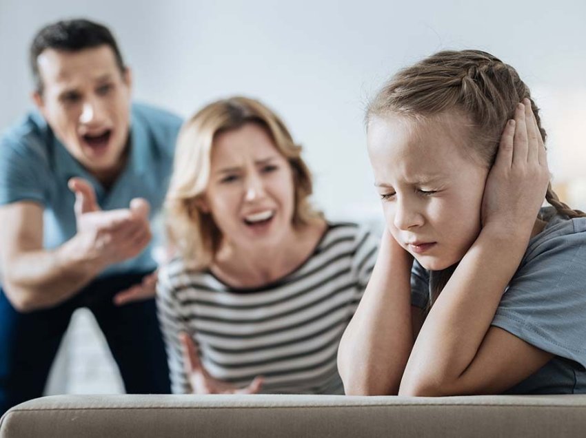 Të bërtiturat ndaj fëmijëve të vegjël rrisin rrezikun për probleme të shëndetit mendor