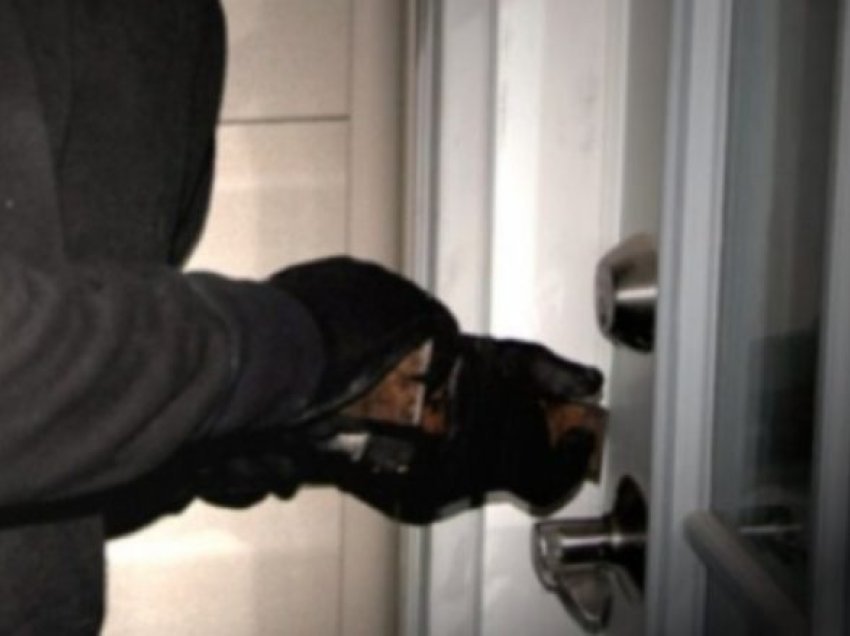 Dy banorë e kapin në flagrancë hajnin që vodhi këpucë para banesave të tyre në Prishtinë, ia ‘dorëzojnë’ Policisë