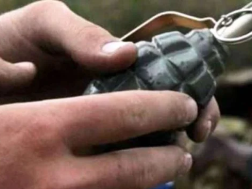 Gjenden dy granata dore gjatë rregullimit të veturës në Prizren
