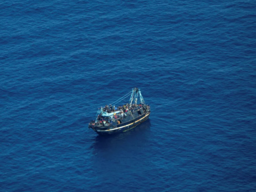 Një tjetër varkë rrezikon të fundoset në Detin Mesdhe, bllokohen 400 refugjatë