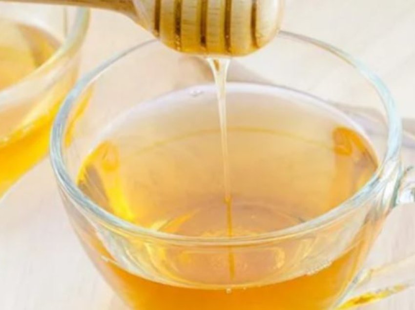 Mjaltë me ujë të ngrohtë për mëngjes, nuk do t’i besoni përfitimet shëndetësore