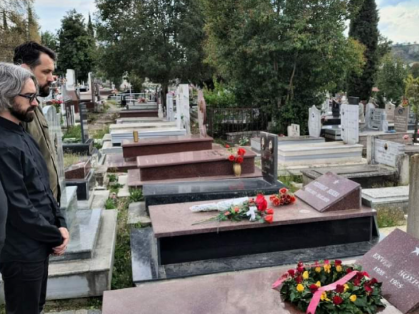 Apasiev dhe “E Majta” në Tiranë, homazhe tek varri i Enver Hoxhës