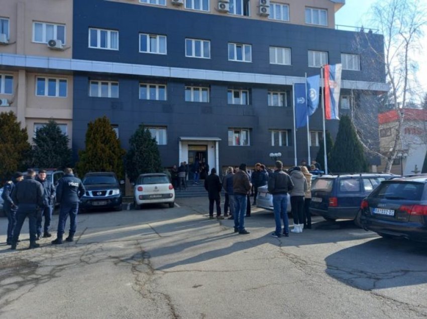 Pendohet që i braktisi institucionet e Kosovës, mbeti pa pagën e premtuar nga Serbia