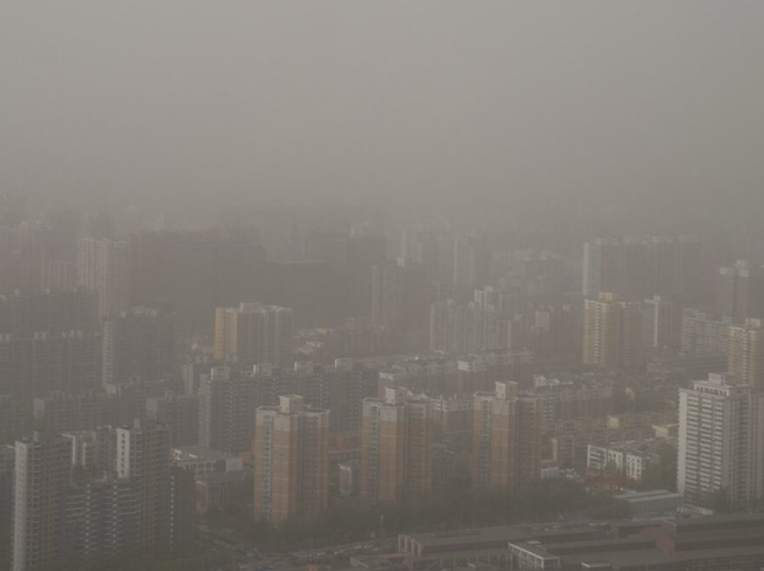 Pekini “pushtohet” nga stuhia e rërës
