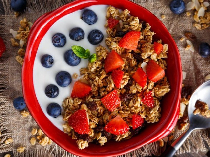 Çfarë duhet të hani për mëngjes në mënyrë që të mos shtoni peshë?