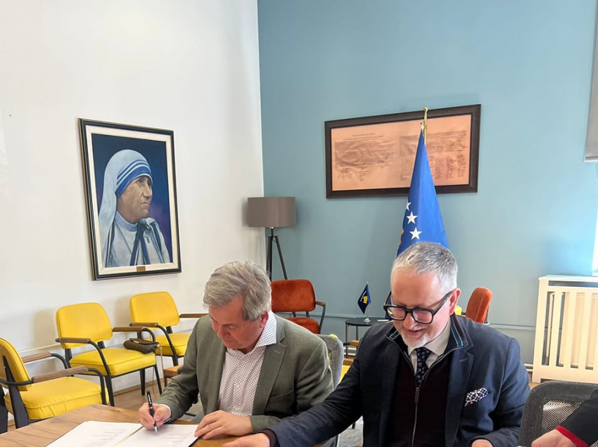 Ministria e Shëndetësisë dhe ShSKUK nënshkruajnë marrëveshje bashkëpunimi për onkologjinë e fëmijëve