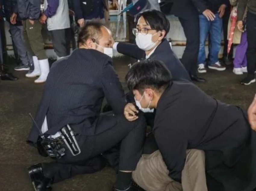 Kryeministri japonez sulmohet me bombë tymuese gjatë një takimi, shihni pamjet