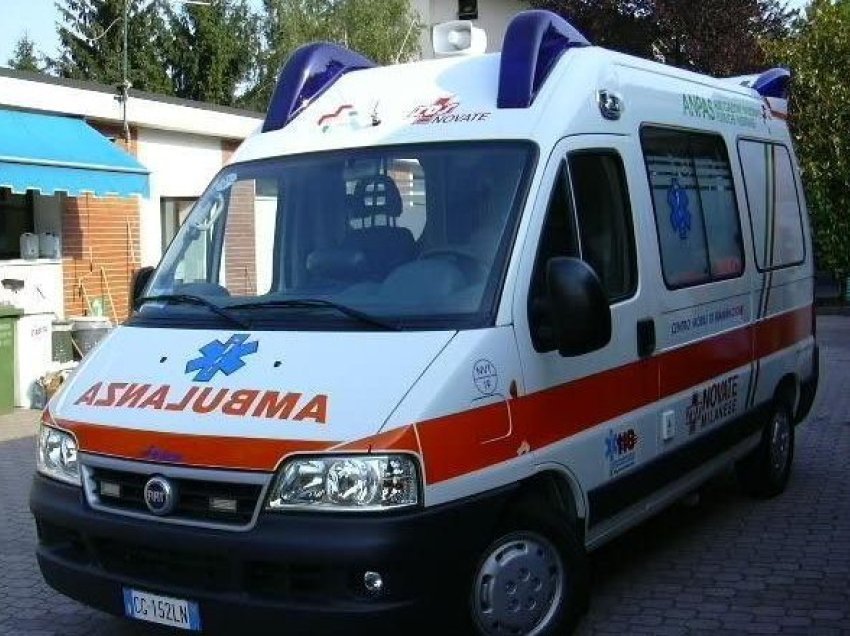 Aksident në Vlorë/ Humb drejtimin e automjetit dhe bie në humnere, përfundojnë në spital shoferi 70-vjeçar dhe pasagjerja