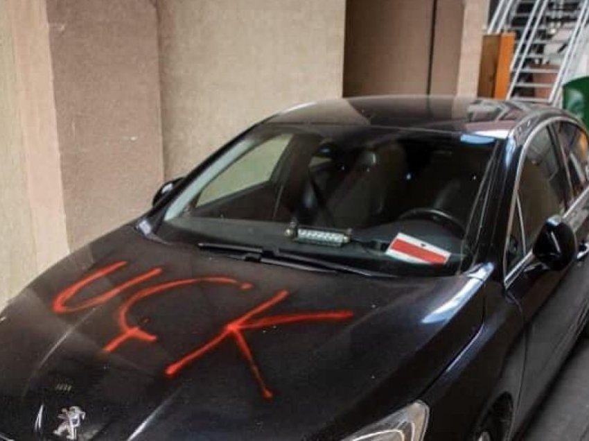 Një qytetari në veri i dëmtojnë veturën dhe i vendosin mbishkrimin “UÇK”