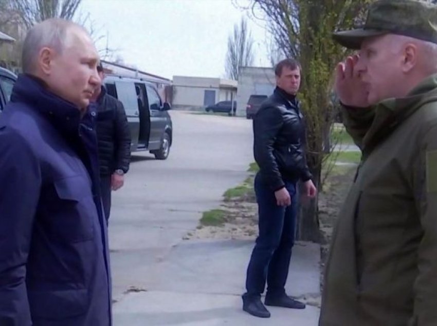 Putin viziton ushtarët në Kherson; informohet për situatën në rajonet e pushtuara