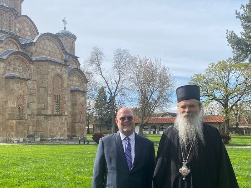Tentim djegia e derës së Kishës Ortodokse në Prizren, Hovenier: Autoritetet ta hetojnë krimin