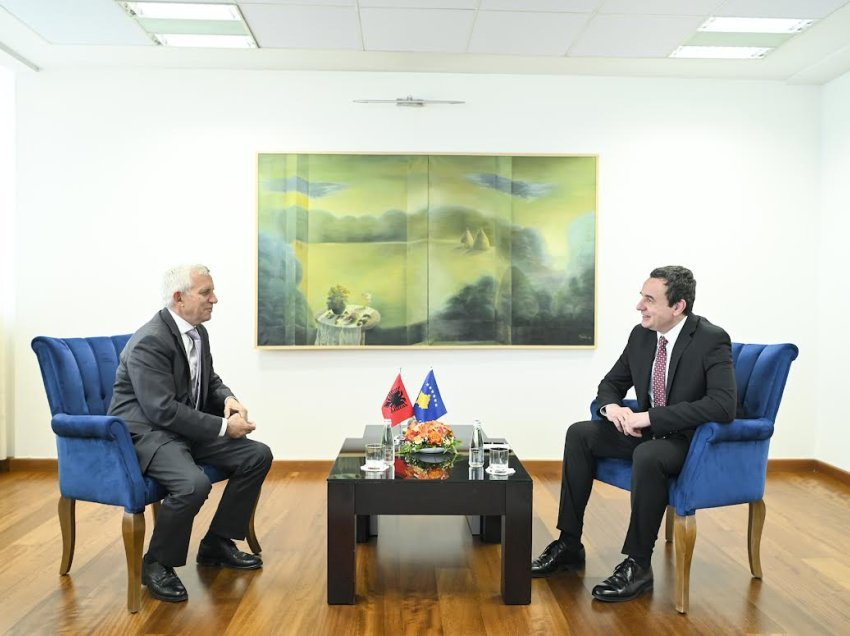 Kryeministri Kurti pret në takim Ambasadorin e Shqipërisë në Kosovë, Qemal Minxhozi