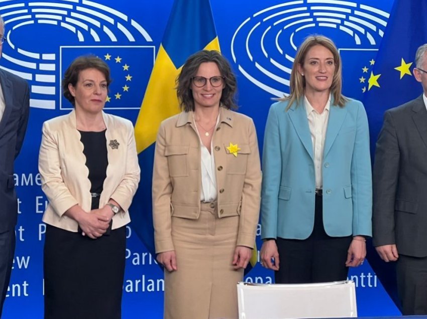 Kryetarja e PE-së e quan moment krenarie nënshkrimin e vendimit për heqjen e vizave për Kosovën