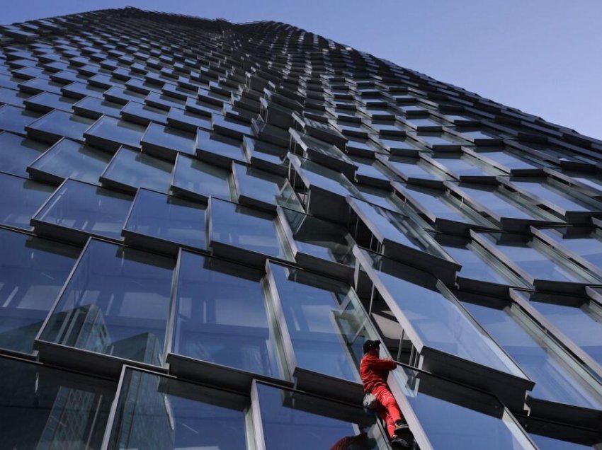 “Spidermani francez” ngjitet në ndërtesën 38 katëshe, kundërshton ligjin e pensioneve