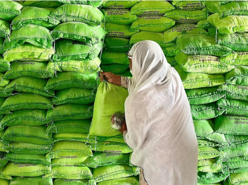 Të vrarë për një thes miell falas/ Thellohet kriza ekonomike në Pakistan, të uritur edhe në Ramazan