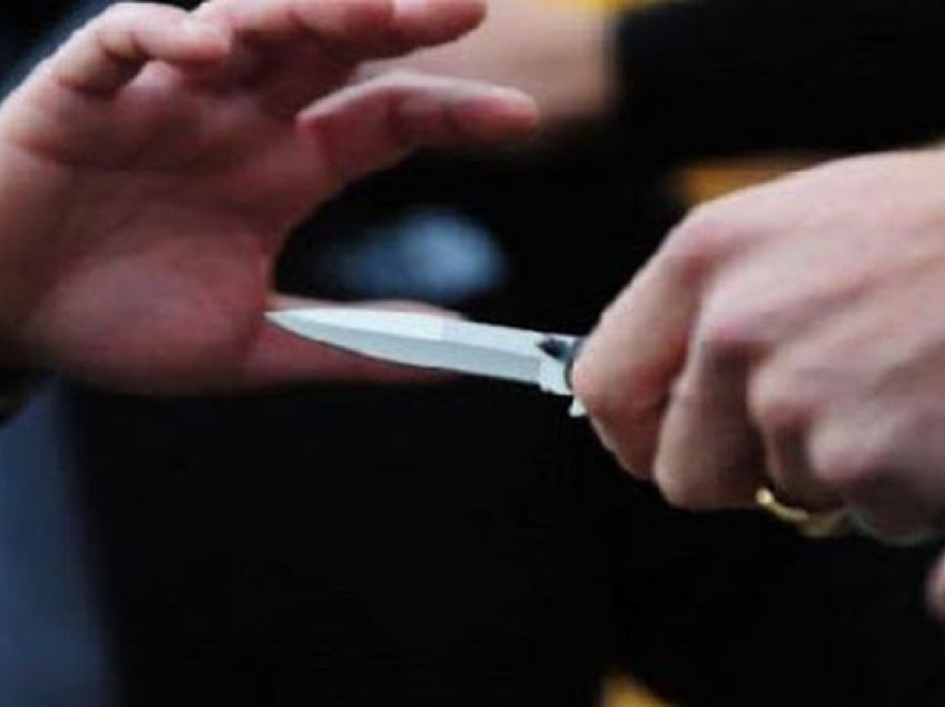 Kushërinjtë i “ngulën” thikat njëri-tjetrit, identifikohen autorët e sulmit