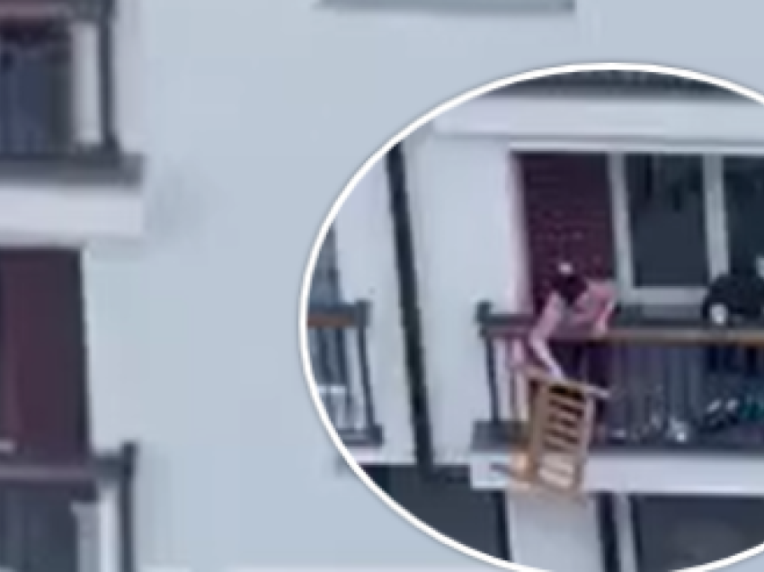 Gruaja në Emshir fluturon dyshekun dhe gjësende tjera nga ballkoni i banesës 