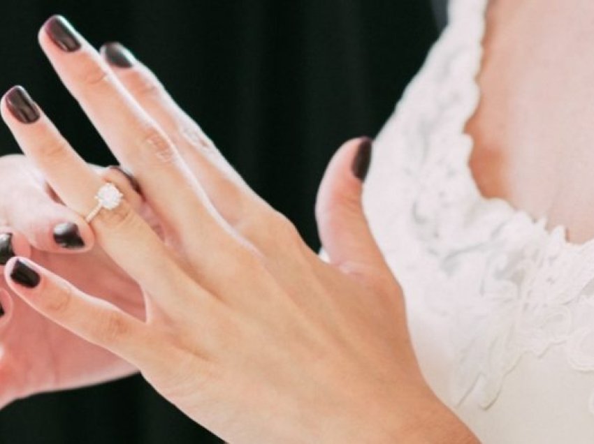 Përse unaza e martesës vihet në dorën e majtë?