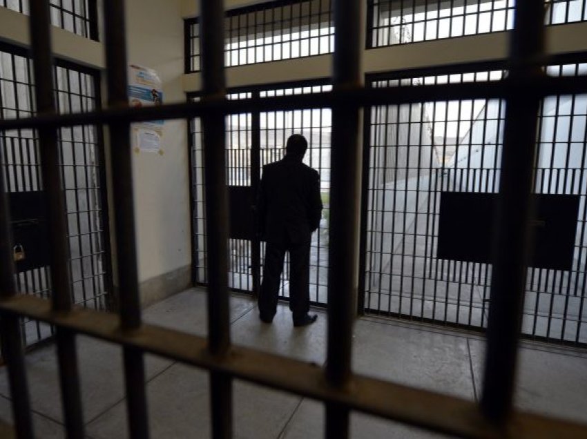 Një i burgosur i arratisur nga burgu i Strugës ka sulmuar një banor të Llabunishtës
