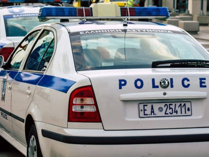 Tmerr në Greqi, 41-vjeçari tenton të hedhë në greminë makinën me ish-gruan dhe fëmijën 2 vjeç brenda
