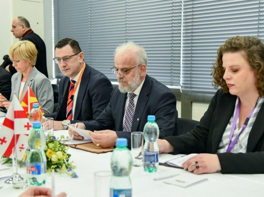 Xhaferi realizoi disa takime në Pragë, kërkon mbështetje për anëtarësimin e RMV-së në BE
