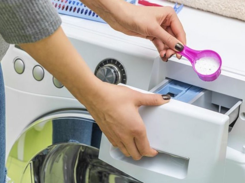 Kushtojini vëmendje: Si e dini që keni vendosur shumë detergjent në rrobalarëse?