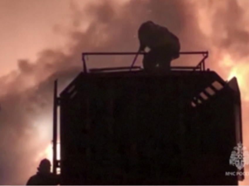 Zjarri shkrumbon fshatin rus, qindra banesa të djegura