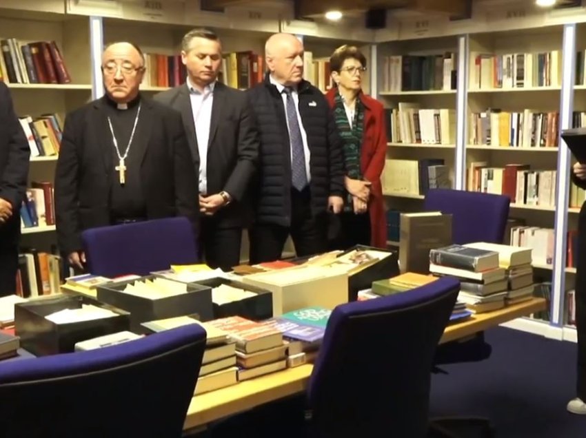 Veprimtari Haki Dërvishi i dhuron Bibliotekës “Ernest Koliqi” veprat e Padër Andrea Nargaj