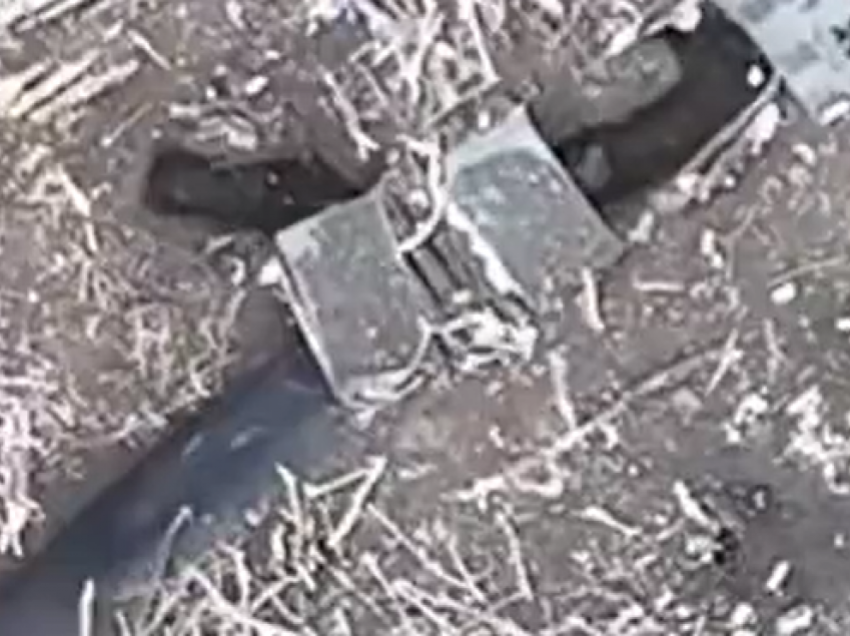Droni ukrainas i gjuan me predhë dy ushtarë rusë që po përpiqeshin të fshihen në llogore